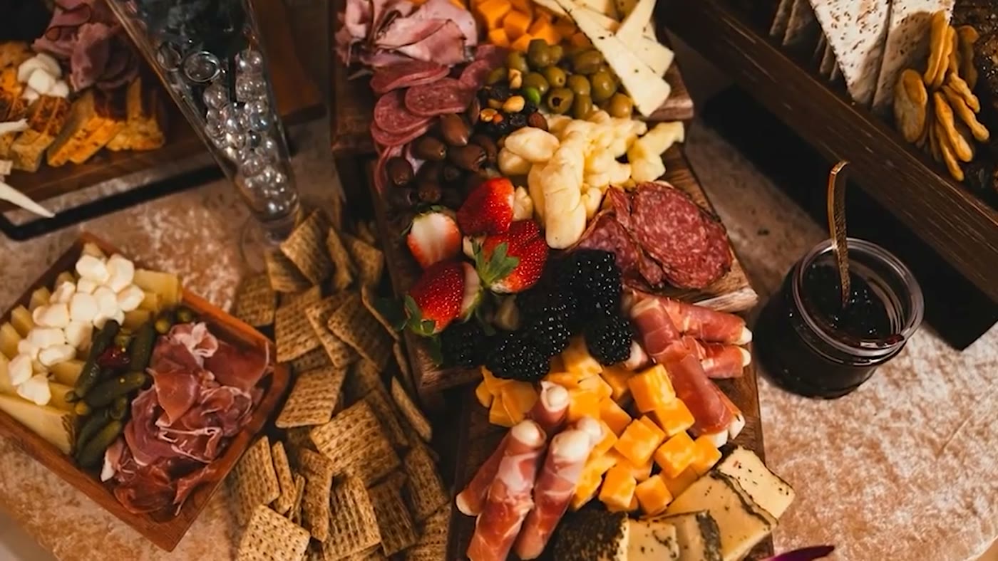 Tabla de charcutería con quesos, frutos rojos y galletas en Nencini Ballroom