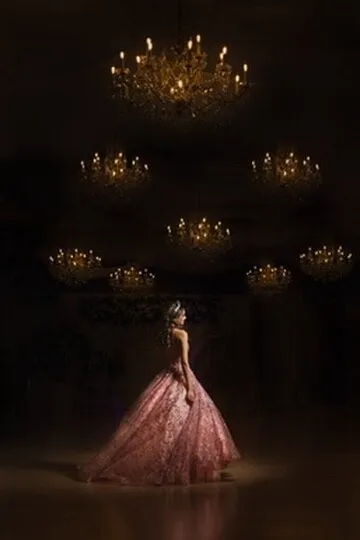 Retrato cinematográfico de quinceañera bajo los candelabros de Nencini Ballroom con vestido rosa y luz dramática
