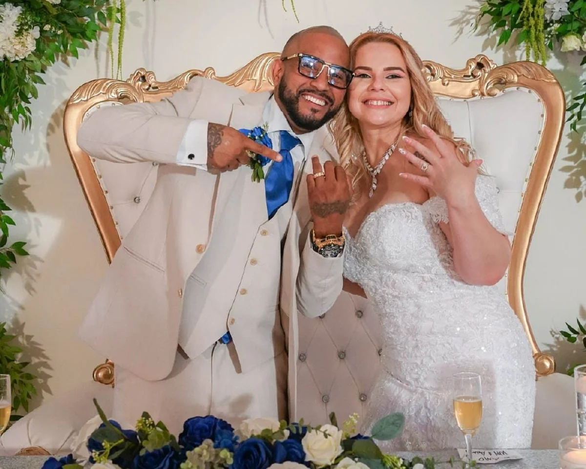 Recién casados reales celebrando con sus anillos en Nencini Ballroom
